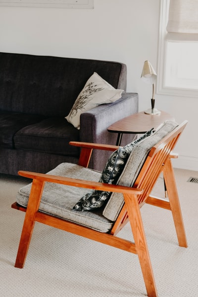 灰色扶手椅，棕色木框架，米色地毯